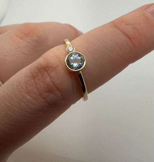 Handsmíðað hringur með aquamarín og demanti