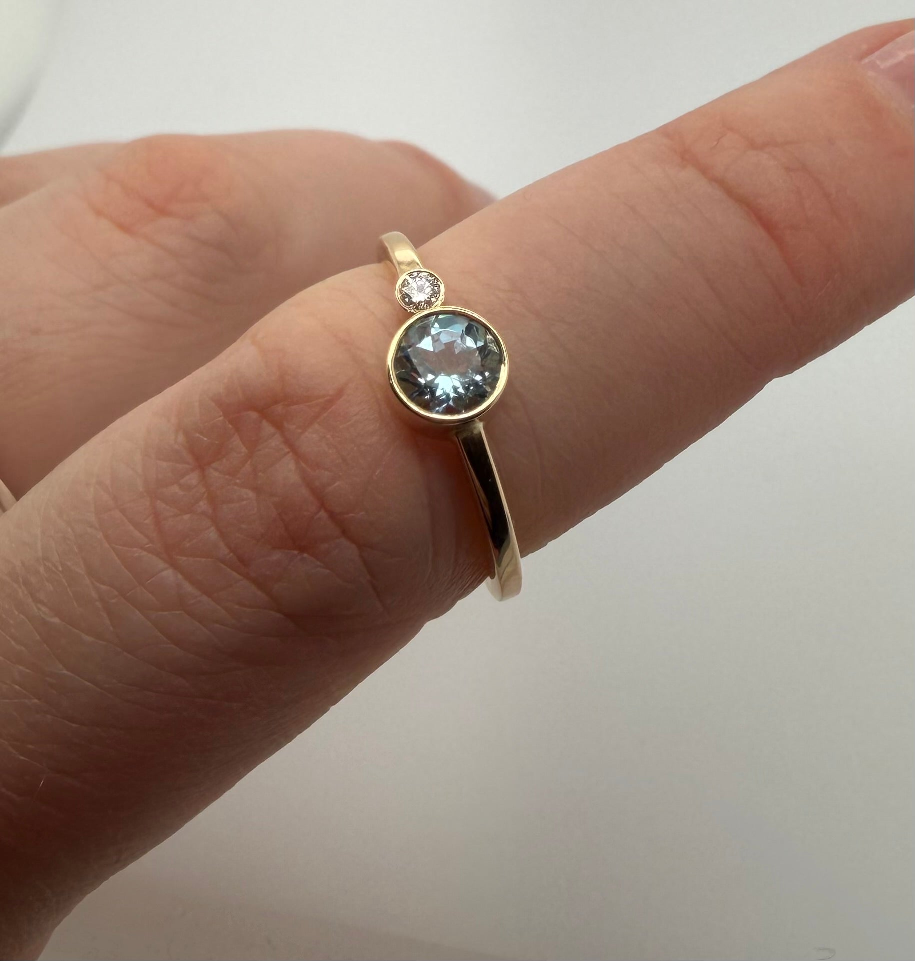Handsmíðað hringur með aquamarín og demanti