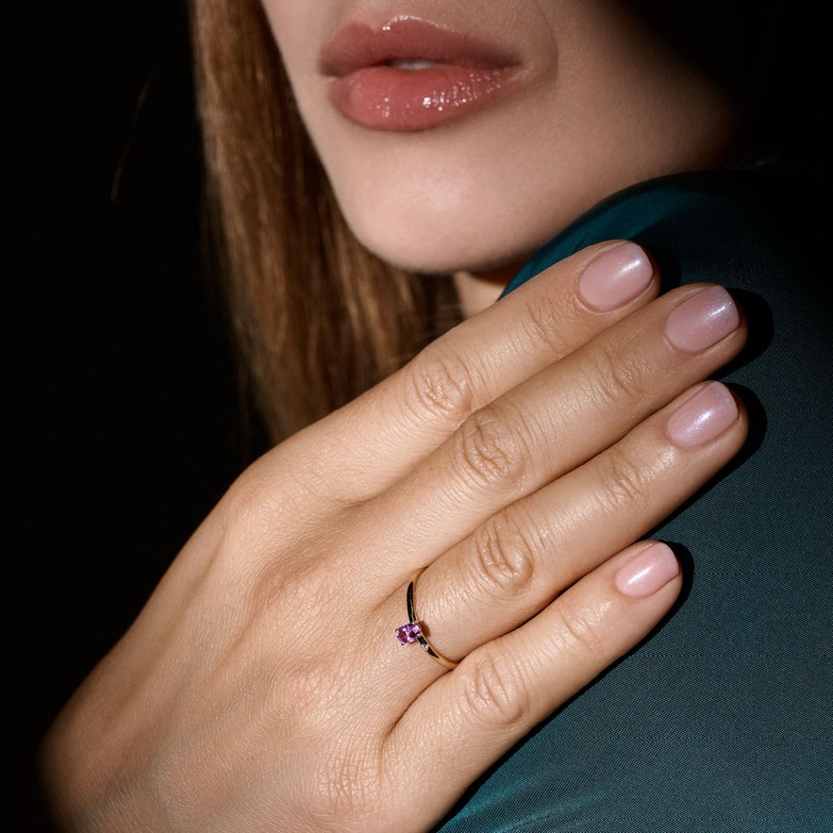 Gull demantshringur með bleikum safír