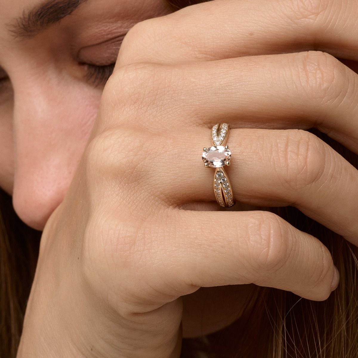 Gull demantshringur með Morganit